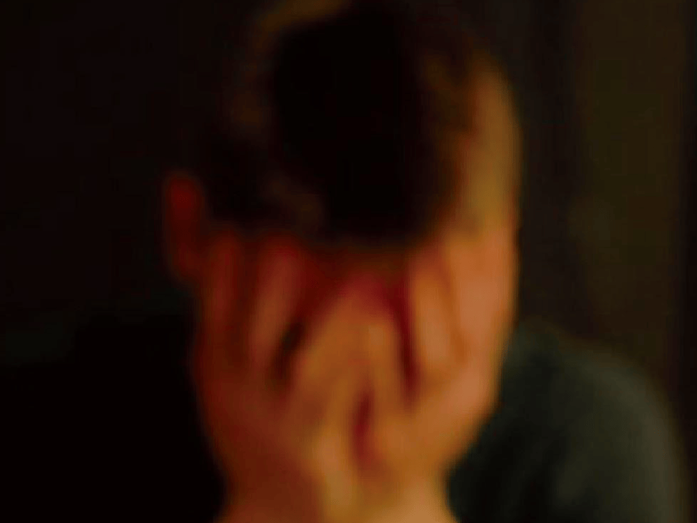 homme visage dans les mains