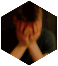 homme visage dans les mains