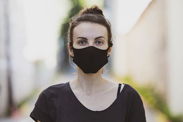 fille portant un masque noir